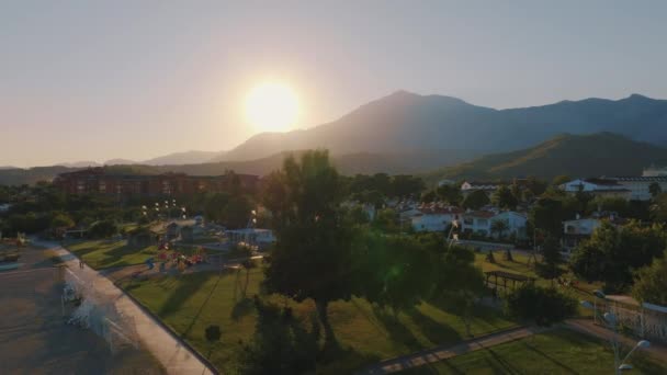 Gün Batımında Güzel Pembe Bulutlar Dağ Manzarası Otelin Bölgesi Yeşil — Stok video