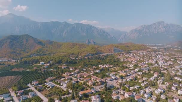 Luchtfoto Panorama Van Kleine Badplaats Hotels Huizen Wegen Groene Heuvels — Stockvideo