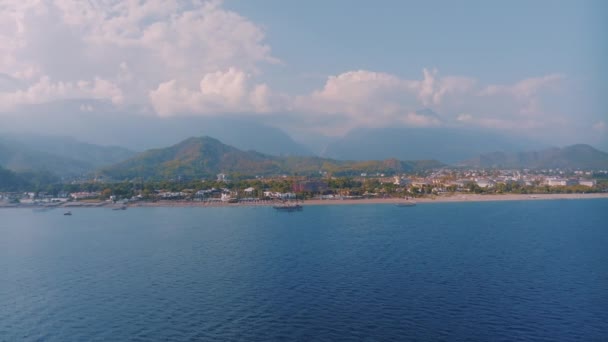 Βίντεοκλιπ Του Κηφήνα Που Πετά Πάνω Από Γαλάζια Θάλασσα Όμορφα — Αρχείο Βίντεο