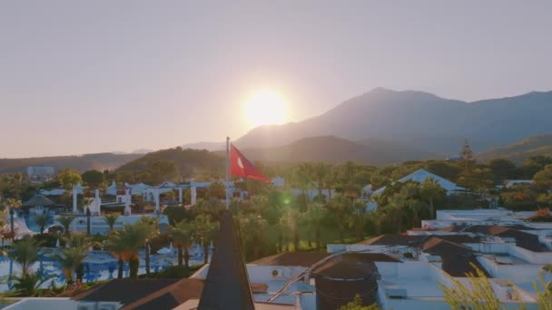 Відеозапис Дронами Турецький Прапор Заході Сонця Тлі Готелю Територія Готелю — стокове відео