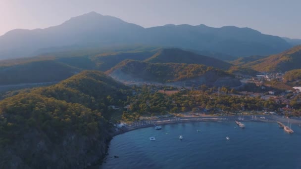 Μπέι Ηλιοβασίλεμα Πυκνό Δάσος Στην Ακτή Υδάτινες Μεταφορές Επιπλέουν Ελαφριά — Αρχείο Βίντεο
