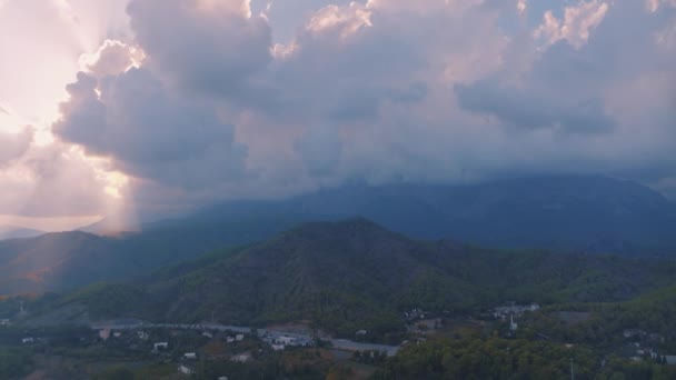 Landschap Bij Zonsondergang Vlucht Videobeelden Van Drone Van Badplaats Wolken — Stockvideo