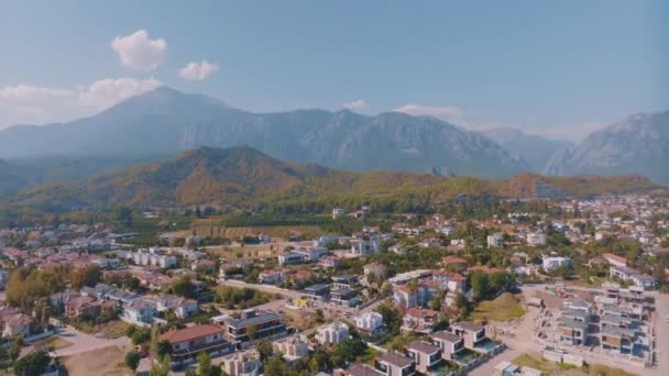 Küçük Bir Tatil Köyünün Hava Manzarası Oteller Evler Yollar Çevredeki — Stok video