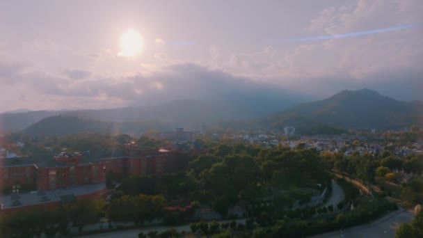 人間と自然の概念 空中ドローン映像 山のふもとに小さな町 緑の木 山の風景 高品質4K映像 — ストック動画