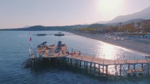 海岸から海への桟橋上のフライト シースケープ 夏休みのビーチタイム ドローン映像だ 高品質4K映像 — ストック動画