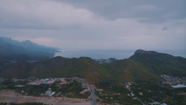 日落时的风景 度假城镇无人机拍摄的飞行和录像 后面是山脉 高质量的4K镜头 — 图库视频影像