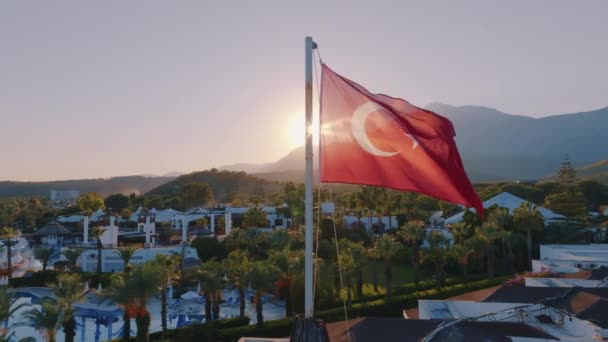 Turecka Flaga Zachodzie Słońca Tle Hotelu Teren Hotelu Basen Palmy — Wideo stockowe