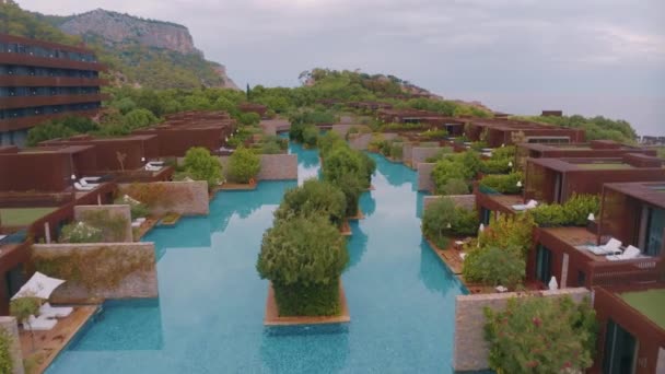 Otelin Avlusunun Hava Aracı Görüntüsü Tatil Köyünde Yeşil Çalılar Arka — Stok video