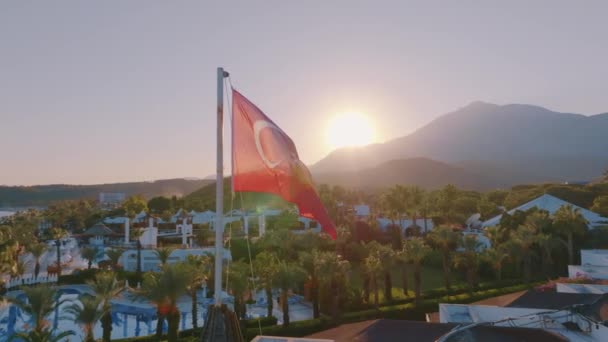 Крыше Развевается Турецкий Флаг Голубой Бассейн Пальмы Горы Заднем Плане — стоковое видео