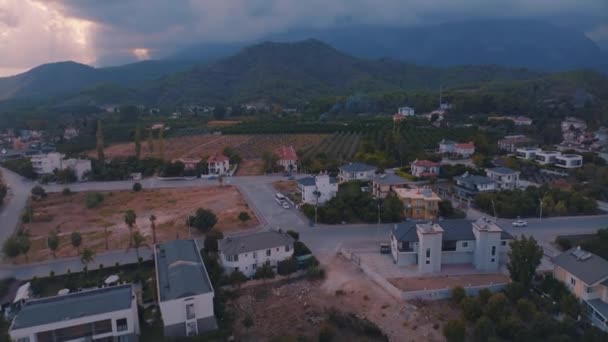 Gün Batımında Küçük Bir Tatil Köyünün Hava Manzarası Oteller Evler — Stok video