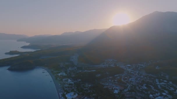 Ηλιοβασίλεμα Φόντο Ένα Ορεινό Τοπίο Τουριστική Πόλη Δίπλα Στη Θάλασσα — Αρχείο Βίντεο
