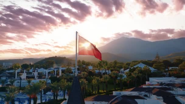 Sonnenuntergang Weht Die Türkische Flagge Schöne Wolken Dramatischer Himmel Das — Stockvideo
