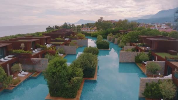 Filmato Del Drone Del Cortile Dell Hotel Vacanze Resort Arbusti — Video Stock