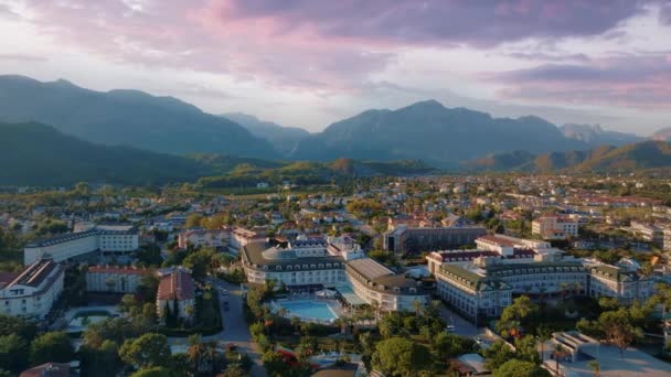 Otellerin Dağların Üzerinden Gün Batımı Uçuşu Güzel Pembe Bulutlar Otellerin — Stok video