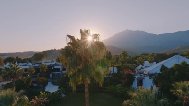Nagranie Lotu Drona Widok Hotel Zachodzie Słońca Dłonie Krajobraz Górski — Wideo stockowe