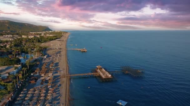 Deniz Burnu Otellerin Sahil Şeridinin Üzerinden Gün Batımı Uçuşu Güzel — Stok video