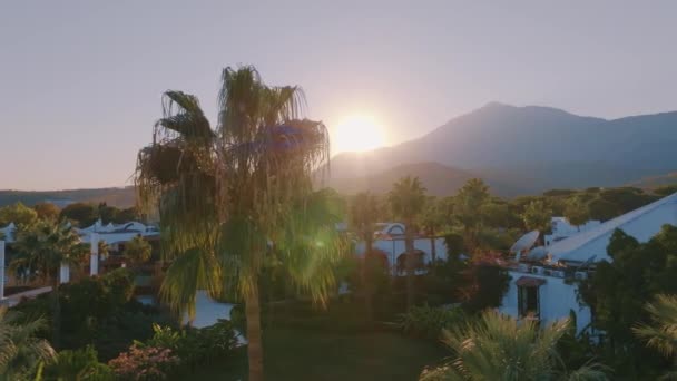 Αεροπλάνο Τηλεκατευθυνόμενο Βίντεο Άποψη Του Ξενοδοχείου Ηλιοβασίλεμα Παλάμες Ορεινό Τοπίο — Αρχείο Βίντεο