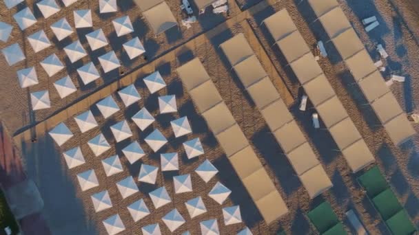 Kumsaldaki Kumsal Şemsiyeleri Güneş Şezlongları Yukarıdan Bak Tatilde Deniz Kıyısı — Stok video