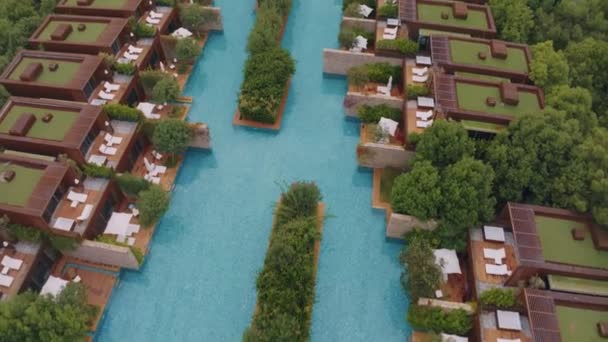 Luftaufnahmen Von Einer Drohne Des Hotelgeländes Grüne Bäume Und Sträucher — Stockvideo