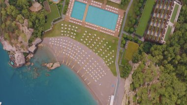 Yeşil ormanın üzerinden uçacağız. İnsan ve doğa. Ağaçların tepesinde. Dağ manzarası. Fotoğrafçılık. Yüksek kalite fotoğraf