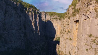 Dağlık bir bölgedeki kanyonun insansız hava aracı görüntüsü. Güneşli bir gün. Yeşil ağaçlar. Doğa manzarası. Fotoğrafçılık. Yüksek kalite fotoğraf