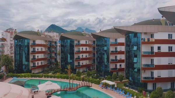 Veduta Aerea Drone Drone Lussuoso City Hotel Con Montagne Sullo — Foto Stock