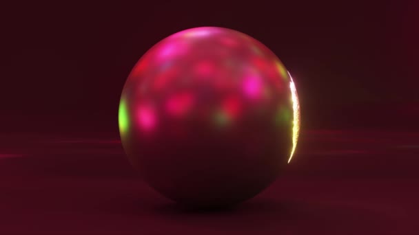 闪亮的球体改变了它的外壳 在蓝色的外壳下 出现了一个水晶彩虹球 粉红色的霓虹灯色 高质量的4K镜头 — 图库视频影像