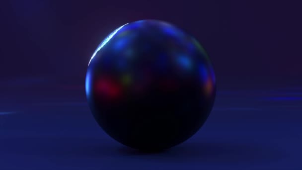 闪亮的球体改变了它的外壳 在蓝色的外壳下 出现了一个水晶彩虹球 蓝色霓虹灯的颜色 高质量的4K镜头 — 图库视频影像