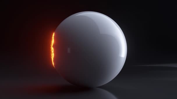 球体的白色光滑外壳烧坏了 出现了一个黑色的球体 橙色和黄色颗粒 黑暗的背景高质量的4K镜头 — 图库视频影像
