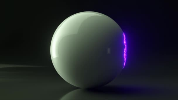 光滑的白球改变了它的外壳 白色的黑色球体紫色霓虹灯的放电会烧坏球体的外壳 高质量的4K镜头 — 图库视频影像