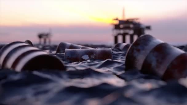 Концепция Масла Пустые Нефтяные Бочки Плавают Поверхности Нефтяного Моря Закате — стоковое видео