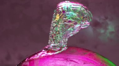 Elmas beyin ufalanır ve dönen topun üzerine yayılır. Pembe neon rengi. Sıvı elmas. Kusursuz 3 boyutlu animasyon. Yüksek kalite 4k görüntü