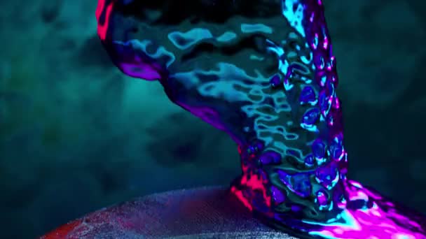 Cerebro Metálico Derrite Extiende Sobre Esfera Metálica Color Azul Neón — Vídeo de stock