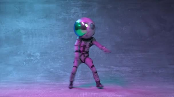 一个宇航员的迪斯科派对太空服霓虹灯 现代舞 大镜子头盔3D动画无缝循环 高质量的4K镜头 — 图库视频影像