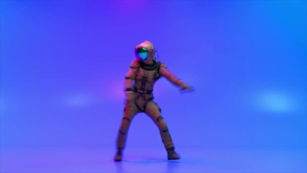 Astronaut Space Suit Dancing Bright Blue Background Animation Seamless Loop — Vídeos de Stock