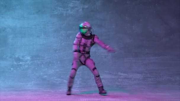 Astronaut Spacesuit Dances Disco Nightclub Purple Blue Flashing Neon Light — Vídeos de Stock
