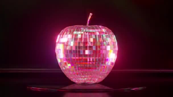 Ροζ Μήλο Ντίσκο Περιστρέφεται Στην Πλατφόρμα Αντανακλώντας Φως Σκοτεινός Και — Αρχείο Βίντεο