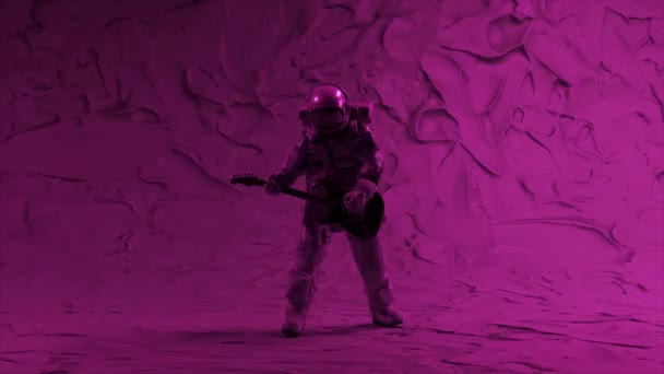 一名身穿航天服的男子在霓虹灯的背景下弹奏吉他 地球轨道上的夜总会高质量的4K镜头 — 图库视频影像