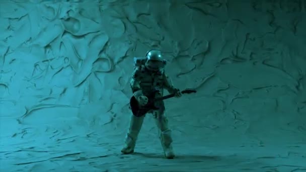 Vesmírný Koncept Muž Kostýmu Astronauta Hraje Kytaru Pozadí Neonových Světel — Stock video