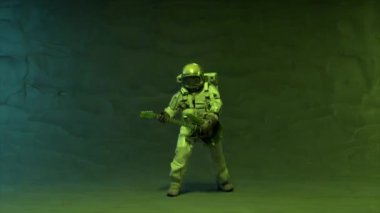 Uzay konsepti. Astronot müzisyen gitar çalıyor. Yanıp sönen neon yeşil ışık. Kusursuz bir döngünün 3 boyutlu animasyonu. Yüksek kalite 4k görüntü