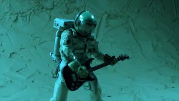 Konsep Luar Angkasa Musisi Astronot Bermain Gitar Menyalakan Lampu Biru — Stok Video