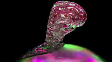 Elmas beyin dönen topun yüzeyine doğru akar. Pembe neon rengi. Metal Siyah izole arka plan. Yakın plan. 3D animasyon. Yüksek kalite 4k görüntü