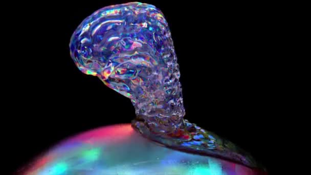 菱形的大脑流到旋转球的表面 蓝色霓虹灯的颜色 金属黑色隔离背景 3D动画 高质量的4K镜头 — 图库视频影像