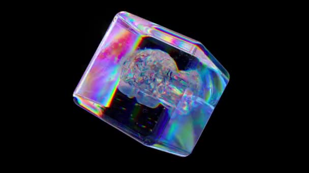 Kristallen Kubus Draait Een Zwart Geïsoleerde Achtergrond Diamantbrein Een Doorzichtige — Stockvideo