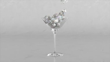  Elmaslar martini bardağını ağzına kadar doldurup etrafa saçıyor. Buz küpü düşüyor. Kokteyl camı. 3D animasyon. Yüksek kalite 4k görüntü