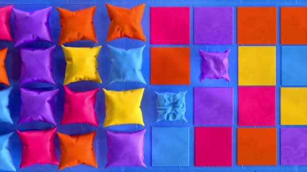 Conceito Abstrato Quadrados Tecido Coloridos Transformam Travesseiros Jogo Vídeo Roxo — Vídeo de Stock