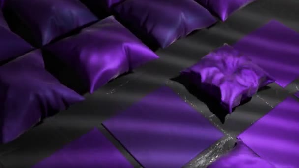 Los Cuadrados Planos Violetas Transforman Almohadas Inflables Sombra Suelo Volando — Vídeos de Stock