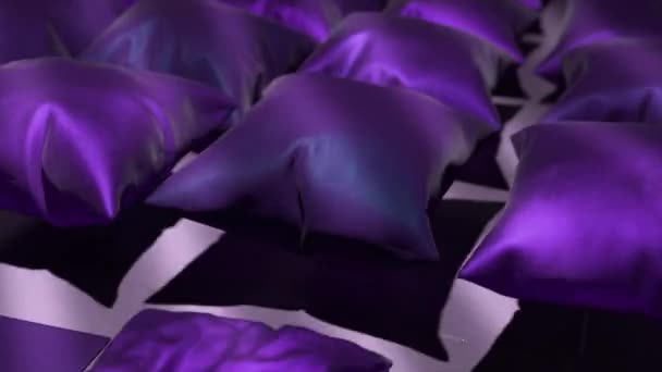 Abstract Concept Een Violet Satijn Kussen Blaast Drijft Boven Vloer — Stockvideo