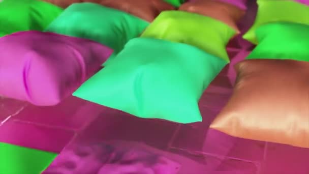 Yakın Plan Mor Yeşil Kum Yastıkları Şişiyor Yastıklar Zeminin Üzerinde — Stok video
