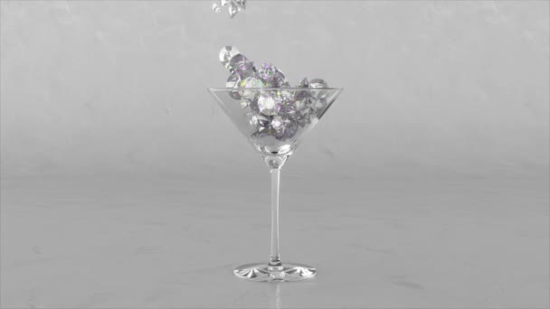Абстрактна Концепція Діамантовий Лід Потрапляє Склянку Мартіні Розливається Краю Стіл — стокове відео